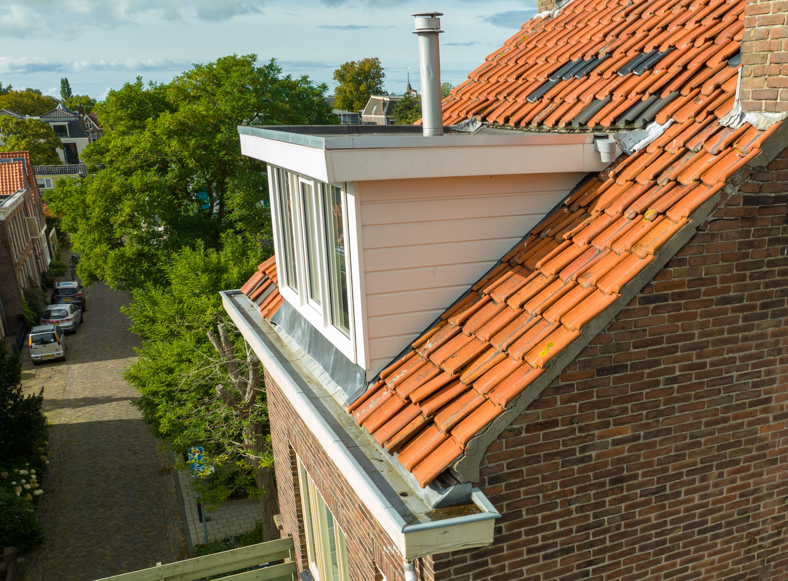 Dakpannen en Goten: Essentieel Onderhoud met Drone Technologie