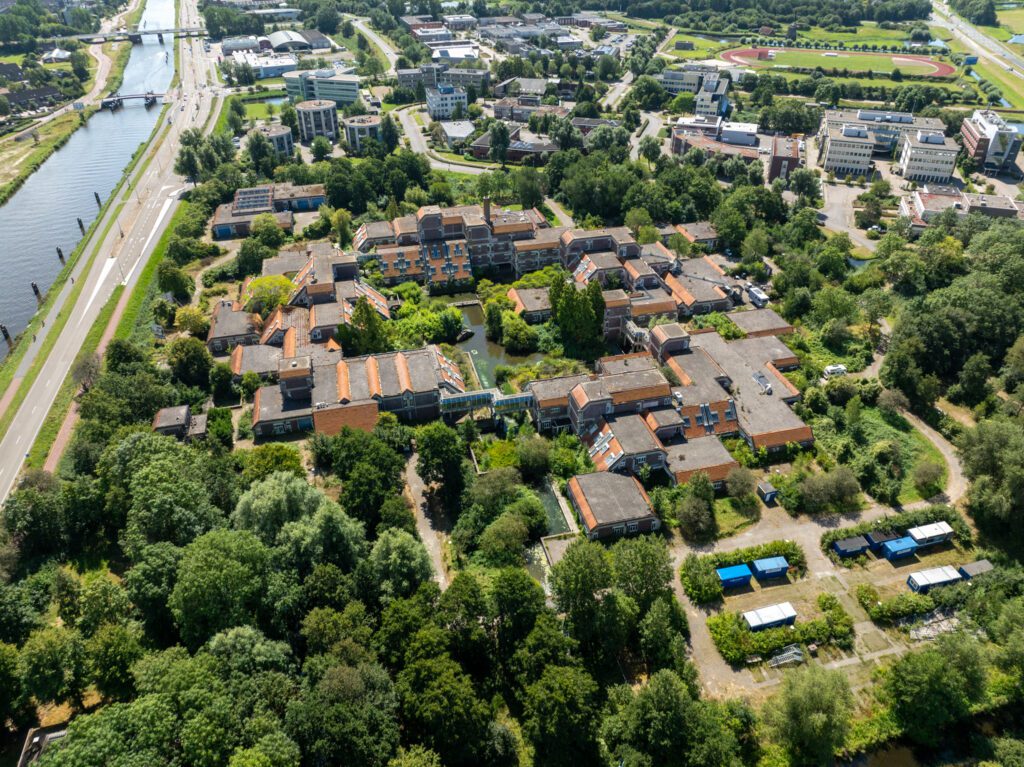 Vastgoed professioneel in beeld met Drone Vizier. Hoogwaardige dronefoto’s en -video’s om jouw pand te promoten en kopers te imponeren