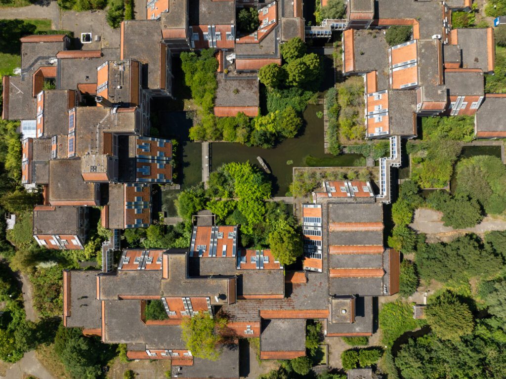 Vastgoed professioneel in beeld met Drone Vizier. Hoogwaardige dronefoto’s en -video’s om jouw pand te promoten en kopers te imponeren